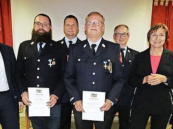 Ehrungen bei der Freiwilligen Feuerwehr Fölschnitz (von links): Stellvertretender Landrat Jörg Kunstmann, Tobias Strödecke, Kreisbrandrat Thomas Hofmann, Kommandant Rüdiger Engelbrecht, Kreisbrandinspektor Jochen Lauterbach, Bürgermeisterin Anita ...
