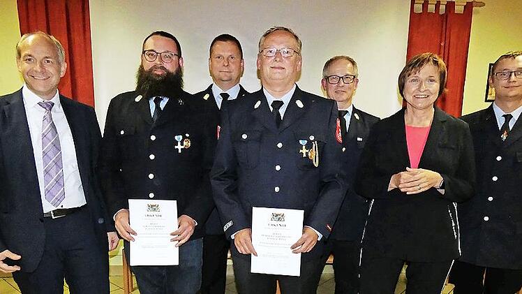 Ehrungen bei der Freiwilligen Feuerwehr Fölschnitz (von links): Stellvertretender Landrat Jörg Kunstmann, Tobias Strödecke, Kreisbrandrat Thomas Hofmann, Kommandant Rüdiger Engelbrecht, Kreisbrandinspektor Jochen Lauterbach, Bürgermeisterin Anita ...