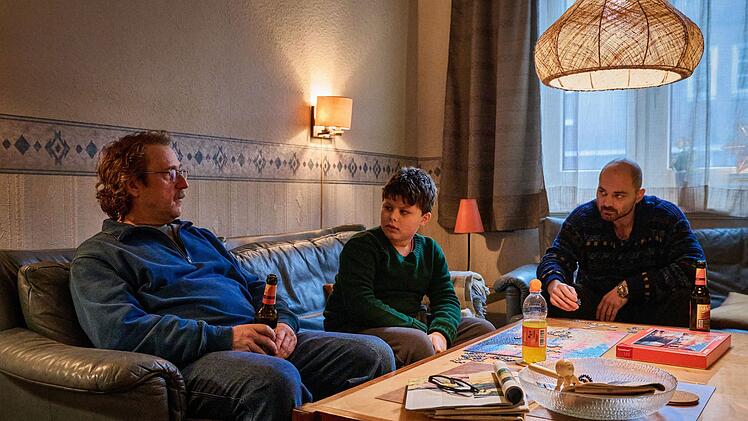 Ungleiches Trio, das gern zusammen bei Prange abhängt: Nachbarsohn Malik "Butschi" (Samy Ghariani, zweiter von links) und Lieferdienstfahrer Micki (Božidar Kocewski, rechts) entwerfen eine Kennenlernstrategie für den schüchternen Prange (Bjarne Mädel).