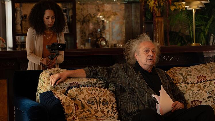 Regisseur Von Kovak (Zlatko Burić) will das Superhelden-Genre neu erfinden.