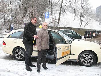 Taxifahrer Ulrich Müller chauffiert regelmäßig Patienten ins Klinikum. Als er mit Fred Kögel aus Mainleus unterwegs ist, hat er Glück und erwischt einen Stellplatz direkt vorm Eingang. Oft aber muss er Patienten auf der Straße aussteigen lassen. Foto: Sonja Adam