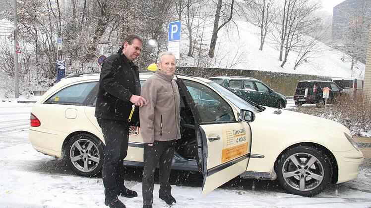 Taxifahrer Ulrich Müller chauffiert regelmäßig Patienten ins Klinikum. Als er mit Fred Kögel aus Mainleus unterwegs ist, hat er Glück und erwischt einen Stellplatz direkt vorm Eingang. Oft aber muss er Patienten auf der Straße aussteigen lassen. Foto: Sonja Adam