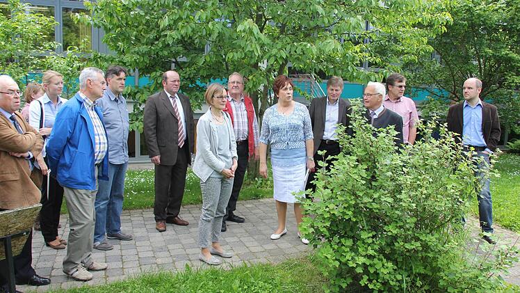 Der Schulgarten stieß auf besonderes Interesse: "Wie ein Biergarten", befand Siegmund Kerker.