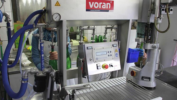 Mit dieser Maschine werden die Fünf-Liter-Beutel befüllt.