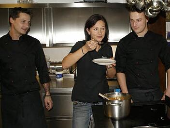 Öfter mal etwas Neues: Wenn Markus Aumüller (links) und Jungkoch Patrick Kajcic in der Küche experimentieren, kommt "Chefin" Sandra Aumüller gerne zum Probieren. Die Küche muss ebenso reibungslos laufen wie der Betrieb im übrigen Haus, um erfolgreich zu sein.