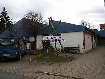 Auf eine 100-jährige Tradition kann die Kindertagesstätte des Netzwerk e. V. zurückblicken. Von der Nürnberger Straße bis zur Pestalozzistraße erstreckt sich der weiträumige Gebäudekomplex. Im Vordergrund die integrative Kindertagesstätte Mikado. Foto: Werner Baier