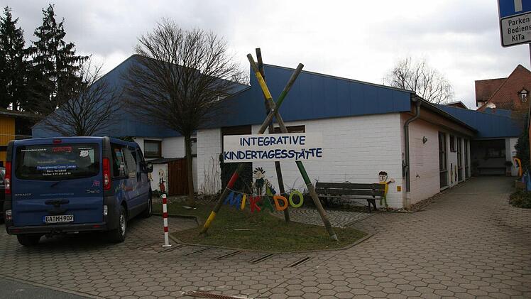 Auf eine 100-jährige Tradition kann die Kindertagesstätte des Netzwerk e. V. zurückblicken. Von der Nürnberger Straße bis zur Pestalozzistraße erstreckt sich der weiträumige Gebäudekomplex. Im Vordergrund die integrative Kindertagesstätte Mikado. Foto: Werner Baier