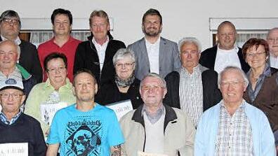 Zahlreiche Mitglieder wurden f&uuml;r ihre Treue zum Verein, dem BLSV und dem BFV mit Ehrennadeln ausgezeichnet.  Foto: A. Kemnitzer