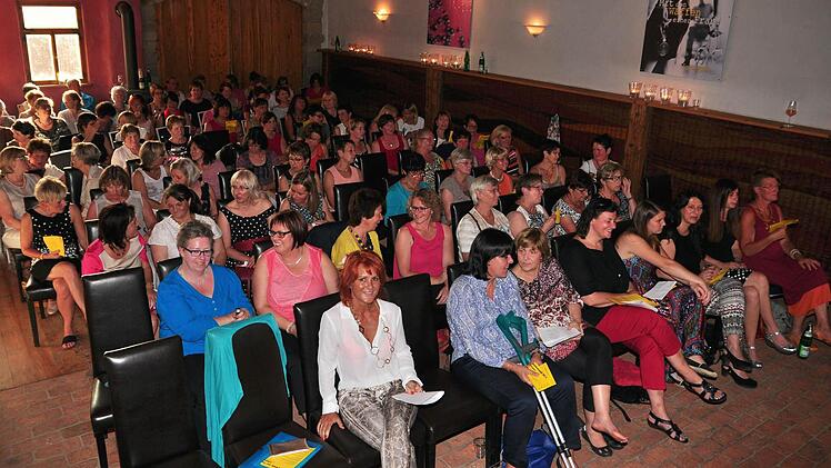 Unter dem Motto "Sommerfantasie" standen die diesjährigen Frauenlesenächte der Theaterwerkstatt Haßfurt im Weingut A+E Rippstein in Sand. Beide Abende wurden von jeweils 100 Frauen aus dem gesamten Landkreis und darüber hinaus besucht.