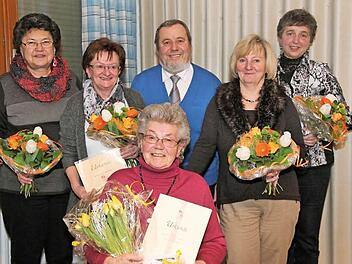 Seit 60 Jahren gehört Barbara Wachter (sitzend) dem KAB-Ortsverband Wickendorf an. Vorsitzender Günther Fehn dankte ihr für die Vereinstreue und (von links) Marianne Heinlein, Rosina Jakob, Bernadette Herrmann sowie Jutta Löffler für deren jahrelange Mitarbeit im Vorstand. Foto: Uwe Thoma