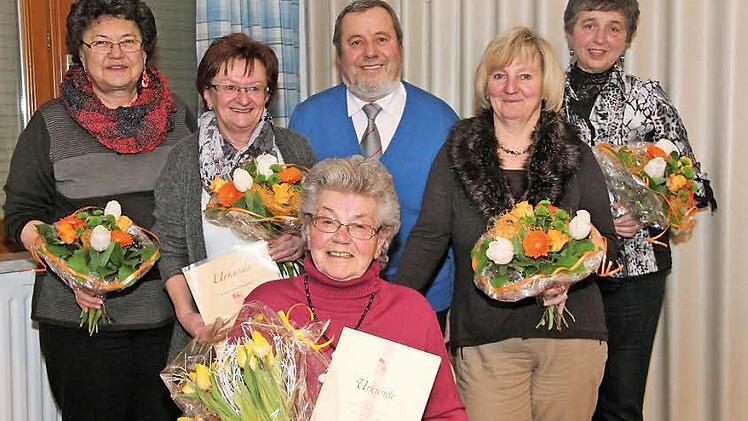 Seit 60 Jahren gehört Barbara Wachter (sitzend) dem KAB-Ortsverband Wickendorf an. Vorsitzender Günther Fehn dankte ihr für die Vereinstreue und (von links) Marianne Heinlein, Rosina Jakob, Bernadette Herrmann sowie Jutta Löffler für deren jahrelange Mitarbeit im Vorstand. Foto: Uwe Thoma