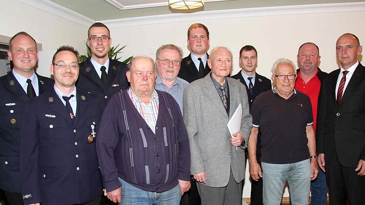 Die langjährigen Vereinsmitglieder mit Bürgermeister, Vorsitzenden und Kommandanten  Fotos: Richard Sänger