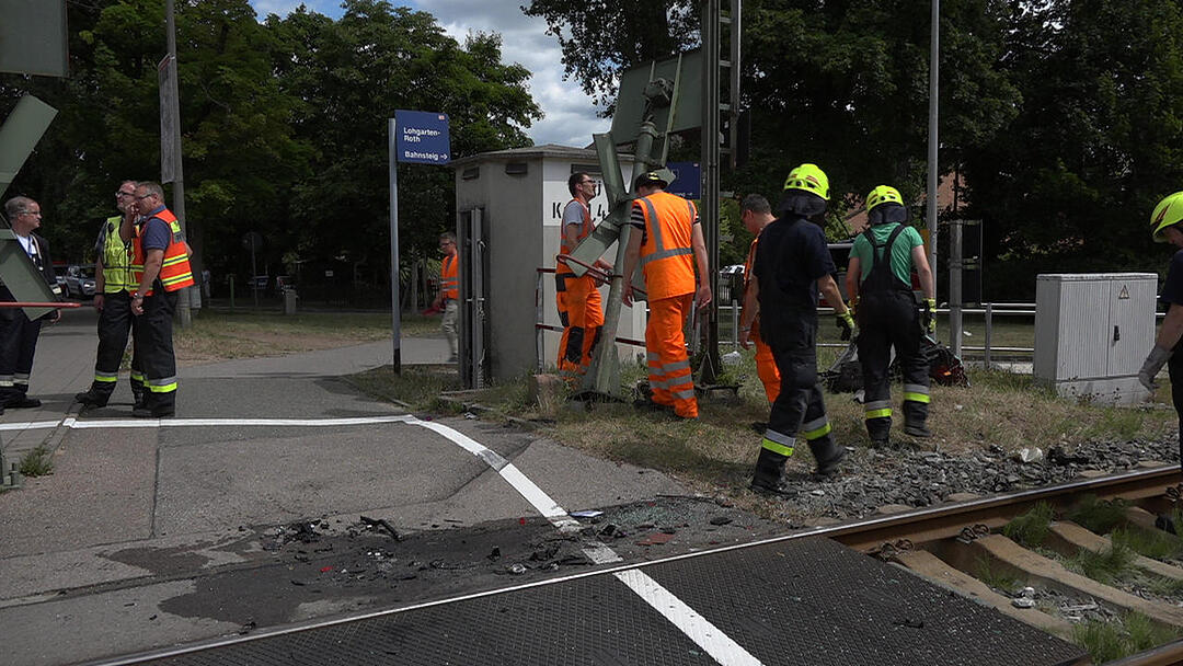 Auto fährt in Roth trotz Warnzeichen auf Gleise und wird von Zug erfasst