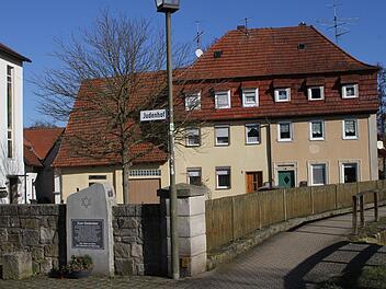 Der Blick auf den Judenhof mit dem Gedenkstein, der auf die ehemalige Synagoge, das Ritualbad und das Gemeindehaus mit Schulräumen verweist, und den Gehweg am JudenhofGünther Geiling