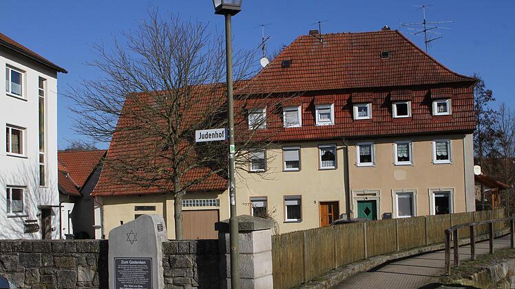 Der Blick auf den Judenhof mit dem Gedenkstein, der auf die ehemalige Synagoge, das Ritualbad und das Gemeindehaus mit Schulräumen verweist, und den Gehweg am JudenhofGünther Geiling