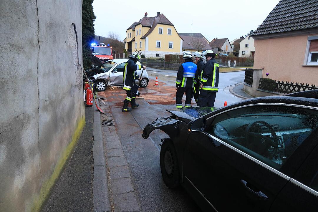 Zusammenstoß im Landkreis Bamberg: 21-jähriger Autofahrer missachtet Vorfahrt