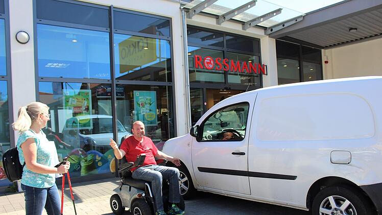 Auf dem Behindertenparkplatz vor einem Einkaufsmarkt parkt ein Auto ohne Behindertenausweis. Foto: Julia Raab