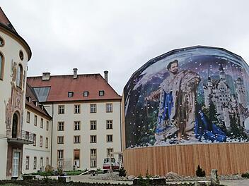 Im Klostergarten grüßt höchstpersönlich König Ludwig II. nebst Neuschwanstein. Marion Krüger-Hundrup