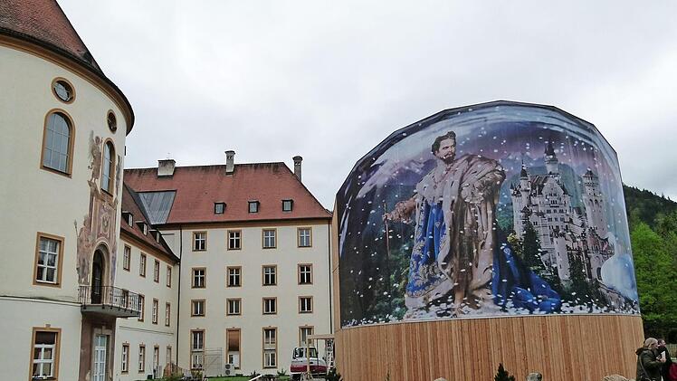 Im Klostergarten grüßt höchstpersönlich König Ludwig II. nebst Neuschwanstein. Marion Krüger-Hundrup