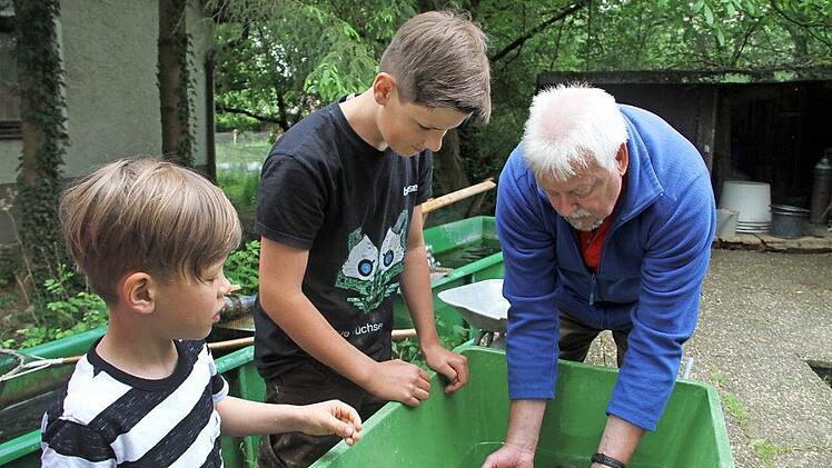 Rainer Müller (rechts) zeigt einige besonders prächtige Exemplare. Foto: Gerda Völk
