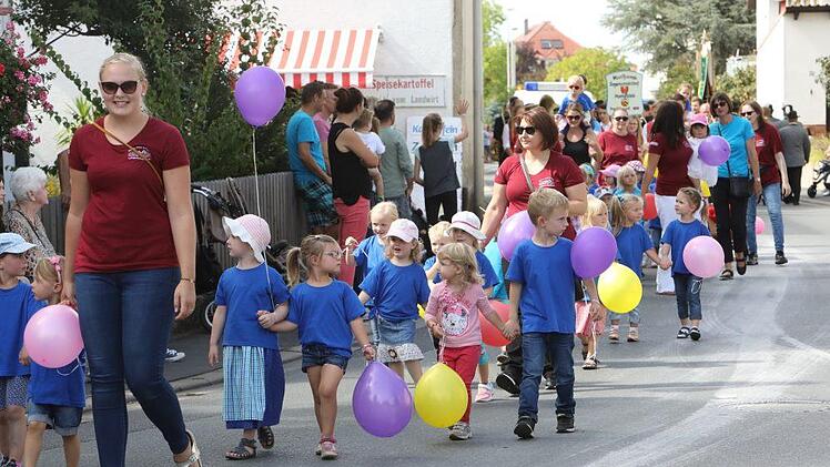 Der Festzug in Langensendelbach Foto: Barbara Herbst