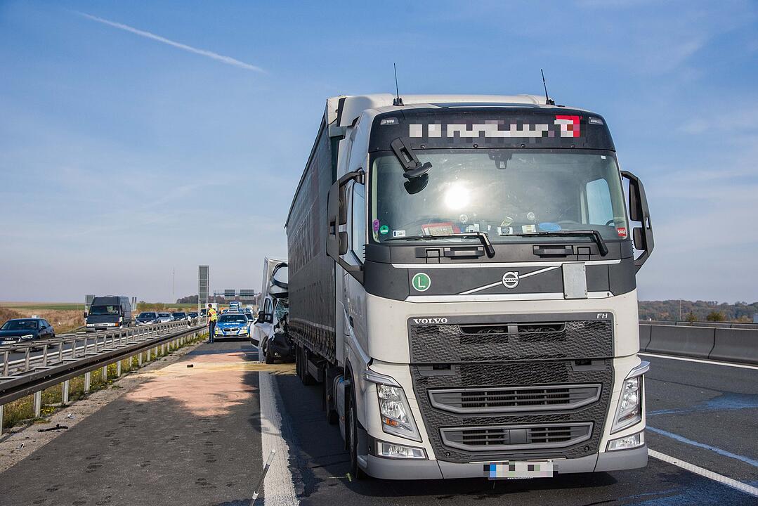 Tödlicher Unfall auf der A3: Stauende übersehen - Kleinlaster prallt mit voller Wucht auf Lkw