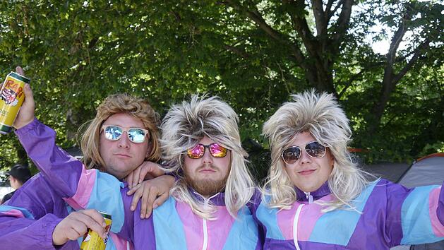 Bunte Kost&uuml;me und ganz viel Bier - das kann nur Rock im Park sein. Foto: Robert Wagner