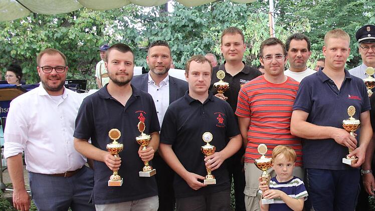 Alle Feuerwehren, die  mit einem Feuerwehroldtimer, ob Spritze oder Fahrzeug, nach Witzmannsberg zum 1. Feuerwehroldtimertreffen gekommen waren, erhielten einen Pokal. Foto: Michael Stelzner