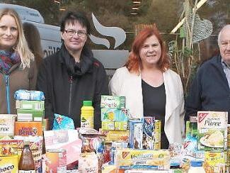 &Uuml;berw&auml;ltigt von so viel Spendenbereitschaft zeigten sich (von links) Manuela Trebes vom Ortsverband Bad Staffelstein, Stefanie Renner vom Diakonischen Werk, FU-Ortsverbandsvorsitzende Alexandra St&ouml;cker, Brigitte Eichner-Gr&uuml;nbeck, Karl-Heinz K&ouml;rner und Zweiter B&uuml;rgermeister Max Zeulner. Foto: Werner Hauber
