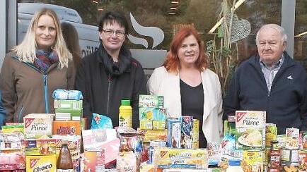 &Uuml;berw&auml;ltigt von so viel Spendenbereitschaft zeigten sich (von links) Manuela Trebes vom Ortsverband Bad Staffelstein, Stefanie Renner vom Diakonischen Werk, FU-Ortsverbandsvorsitzende Alexandra St&ouml;cker, Brigitte Eichner-Gr&uuml;nbeck, Karl-Heinz K&ouml;rner und Zweiter B&uuml;rgermeister Max Zeulner. Foto: Werner Hauber