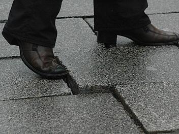Der unebene Plattenbelag am Eingang zur Fu&szlig;g&auml;ngerzone wird n&auml;chste Woche entfernt und durch Asphalt ersetzt.  Siegfried Farkas