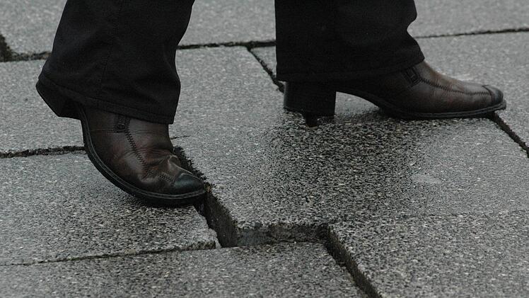 Der unebene Plattenbelag am Eingang zur Fu&szlig;g&auml;ngerzone wird n&auml;chste Woche entfernt und durch Asphalt ersetzt.  Siegfried Farkas