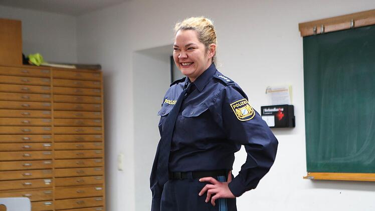 Starker Auftritt: In der Rolle der Polizistin Hannah Stein  betreibt Friedericke Pasch Aufklärungsarbeit im Klassenzeit - Aufklärungsarbeit zum Thema Mobbing einer Mitschülerin im Internet.Foto: Henning Rosenbusch