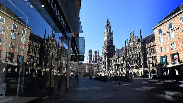Seit der Ausgangsbeschr&auml;nkung sind bayernweit viele Pl&auml;tze, wie hier in M&uuml;nchen, ungewohnt leer. Foto: Felix H&ouml;rhager / dpa.