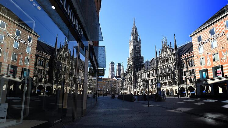 Seit der Ausgangsbeschränkung sind bayernweit viele Plätze, wie hier in München, ungewohnt leer. Foto: Felix Hörhager / dpa.