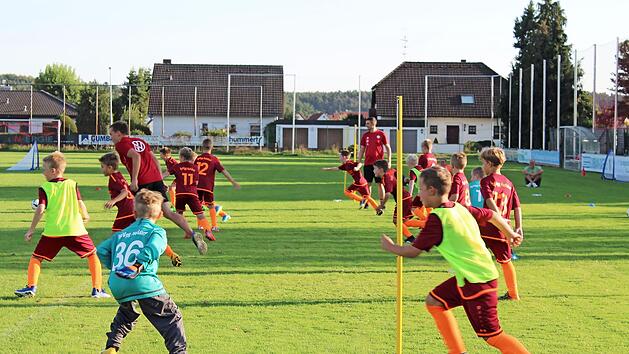 Unter Anleitung von DFB-Experten lernte die F-Jugend der SpVgg He&szlig;dorf andere Trainingselemente kennen. Foto: Verena Stephan