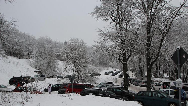 Der Wanderparkplatz am Eisernen Kreuz war vollgeparkt. Foto: Johannes Schlereth