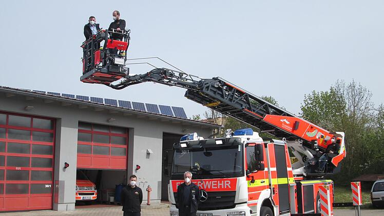 Ein Gerät, auf das Verlass ist. Das erhoffen sich Bürgermeister Armin Warmuth und Kommandant Michael Ohmert (im Korb) sowie Manuel Wurst und Kreisbrandmeister Elmar Eisenmann von der neuen Drehleiter. Foto; Winfried Ehling
