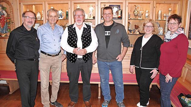 Bei der Neuwahl des Tourismusvereins (v.&nbsp;l.): Georg H&ouml;tzelein (bleibt Zweiter Vorsitzender), Ludwig Erlwein (bleibt Kassier), Helmut Pfefferle (scheidender Vorsitzender, neuer Ehrenvorsitzender), Mike Schmitt (neuer Vorsitzender), Rita H&ouml;tzelein (...