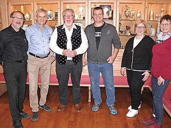 Bei der Neuwahl des Tourismusvereins (v. l.): Georg Hötzelein (bleibt Zweiter Vorsitzender), Ludwig Erlwein (bleibt Kassier), Helmut Pfefferle (scheidender Vorsitzender, neuer Ehrenvorsitzender), Mike Schmitt (neuer Vorsitzender), Rita Hötzelein (...