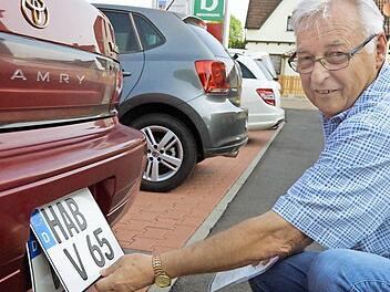 Kurt Jäger probiert, ob das Nummernschild passt. Fotos: Arkadius Guzy