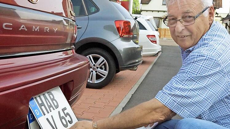 Kurt Jäger probiert, ob das Nummernschild passt. Fotos: Arkadius Guzy