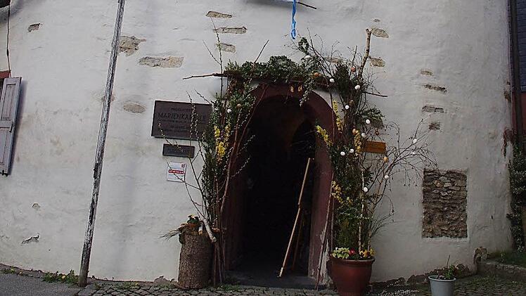 Die Marienkapelle bietet am Wochenende von 13 bis 17 Uhr Osterschmuck, Deko-Ideen und leckeren Köstlichkeiten wie Eierlikör, Honigprodukten und Osterkörbchen ein wunderschönes Ambiente.  Fotos: Heike Schülein