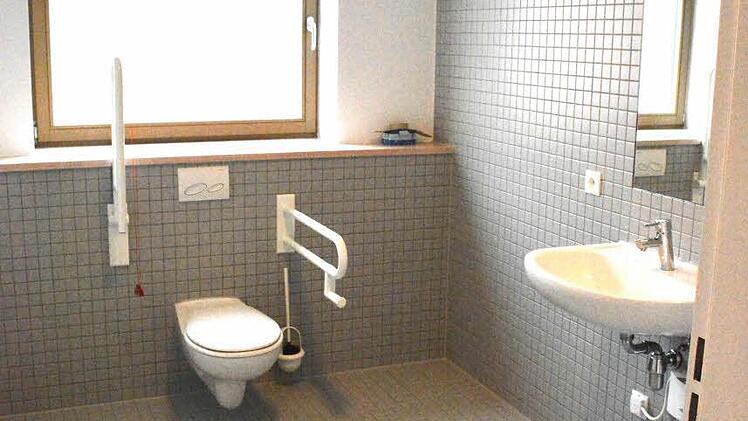 er behindertengerechte Toilettenbereich ermöglicht auch, dass behinderte Menschen das Gemeindehaus nutzen können.