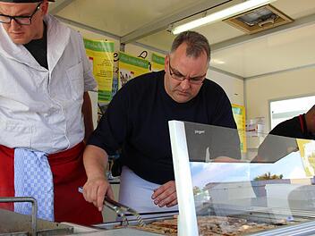 Jürgen Geuter (rechts) und seine Kollegen von der Feuerwehr helfen gerne beim Fest aus. Links Florian Gäbelein Fotos: katharina Müller-Sanke