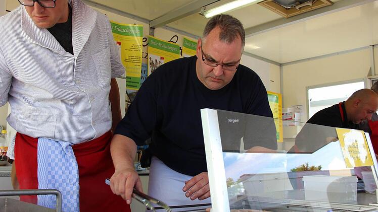 Jürgen Geuter (rechts) und seine Kollegen von der Feuerwehr helfen gerne beim Fest aus. Links Florian Gäbelein Fotos: katharina Müller-Sanke
