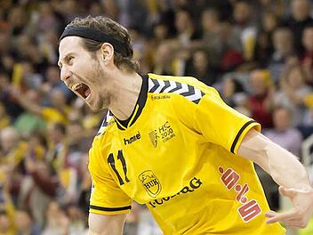 Geschafft! Mit 27:25 besiegte der HSC 2000 Coburg am Samstagabend vor 2503 Zuschauern in der HUK-Arena den TV Emsdetten. Dabei erzielte Linksaußen Sebastian Kirchner einen wichtigen Treffer und jubelte dementsprechend. Fotos: Albert Höchstädter