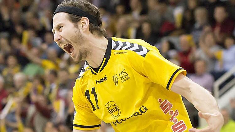 Geschafft! Mit 27:25 besiegte der HSC 2000 Coburg am Samstagabend vor 2503 Zuschauern in der HUK-Arena den TV Emsdetten. Dabei erzielte Linksaußen Sebastian Kirchner einen wichtigen Treffer und jubelte dementsprechend. Fotos: Albert Höchstädter