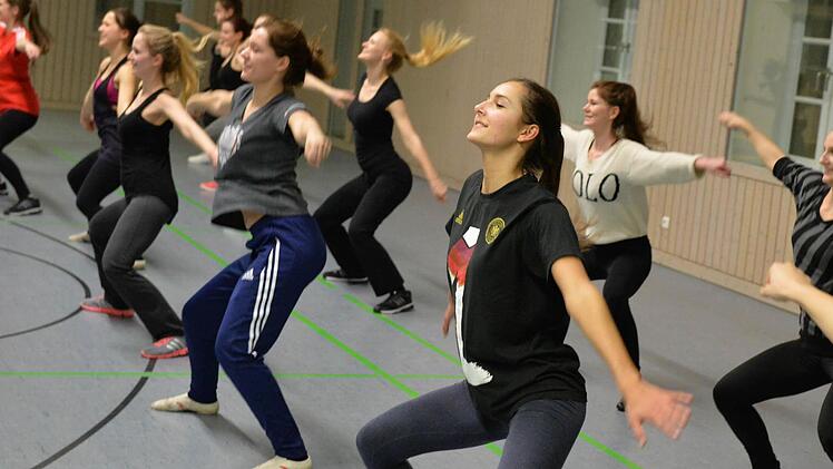 Das Brose Baskets Dance Team tritt pro Heimspiel bis zu neun Mal auf. Foto: Ronald Rinkelf