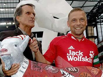 Thomas Häßler (rechts, mit Wolfgang Overath) beim Abschiedsspiel vor fast genau zehn Jahren in Köln. Der Ex-Profi gehört zum Trainerteam der Aktion "(wieder)entdeckt", bei der Fußballtalente ab 18 sozusagen über den zweiten Bildungsweg eine Prof-Karriere starten, Foto: dpa